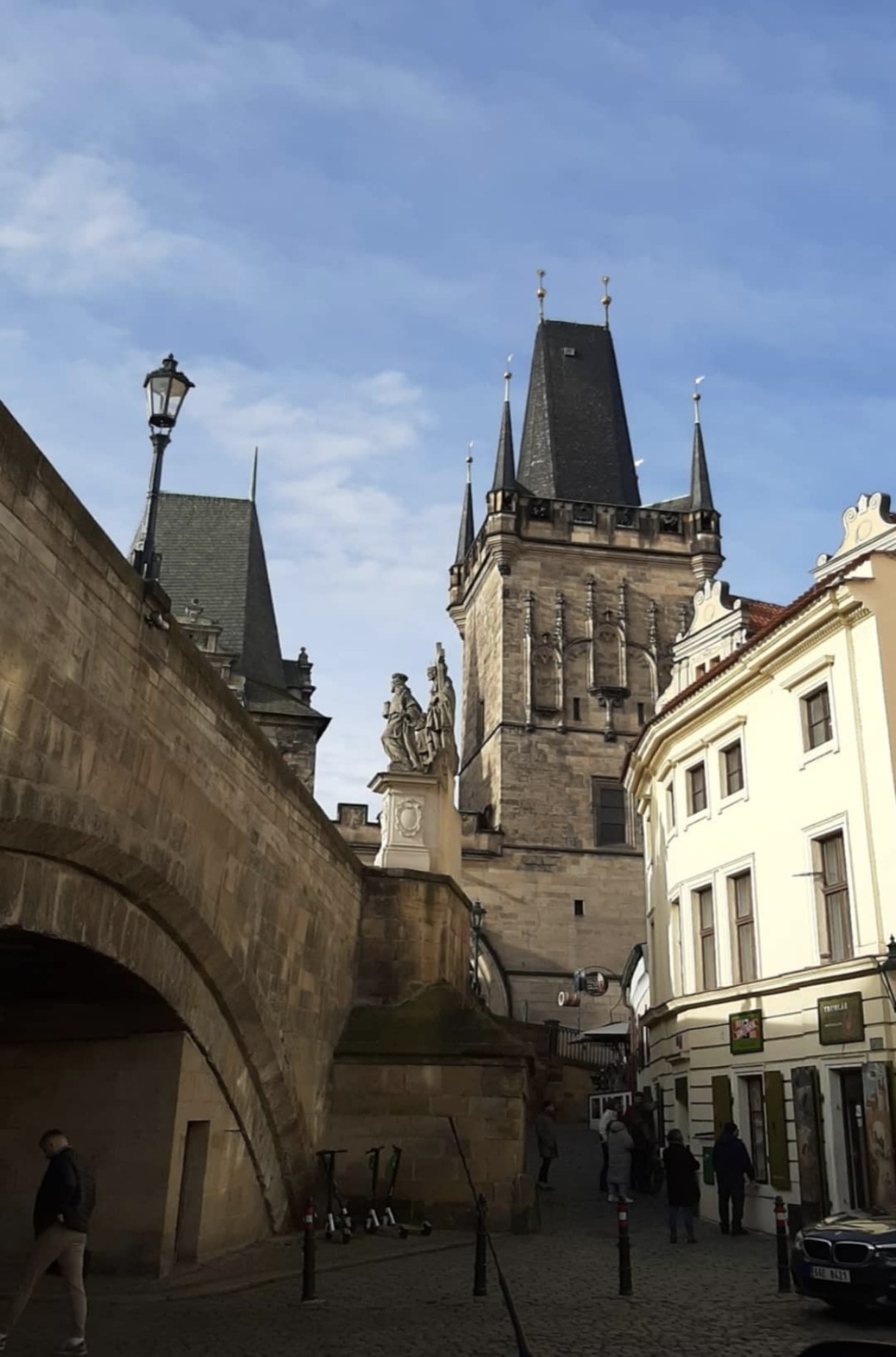 Ruelle pavée baroque de Malá Strana à Prague au calme du matin (Photo by Louis Le Pessot on Unsplash)